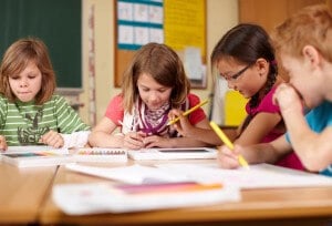 fröhliche Kinder in der Grundschule