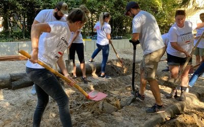 Ein neuer Barfuß Parkour im Garten der Schlosskobolde